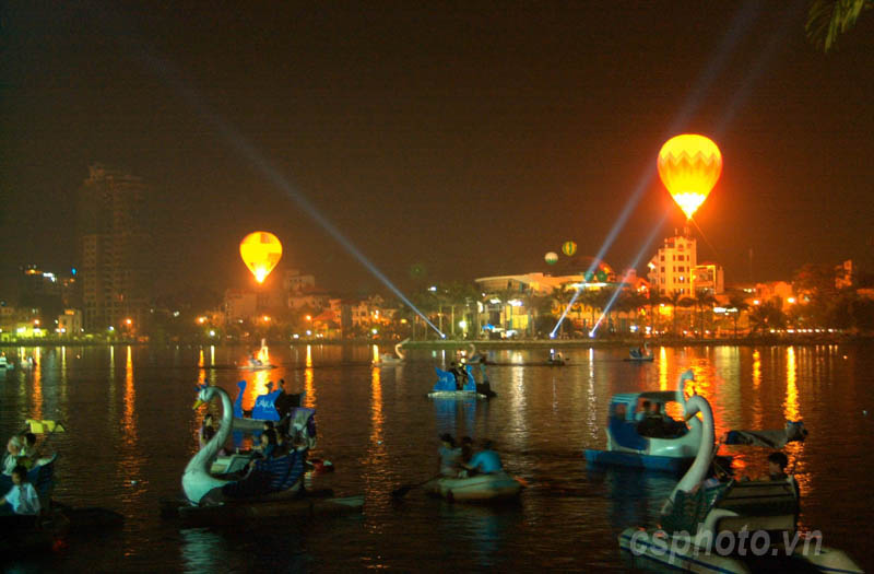 Trên hồ Trúc Bạch - Hà Nội